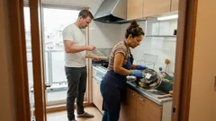 フライパン裏の焦げを重曹×食器用洗剤で落とす方法｜半日放置でラク掃除