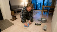 フローリングの黒ずみが落ちない原因はこれ 水拭き前に見直す掃除手順